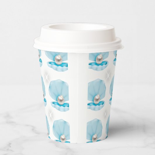 Eine kleine Perle ist auf dem Weg zum Papierbecher (Rechts)