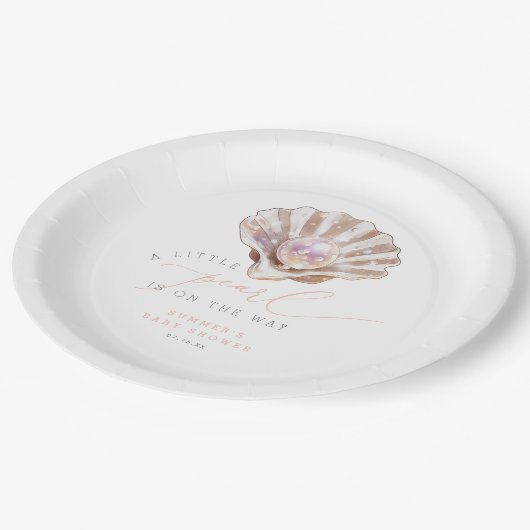 Eine kleine Perle ist auf dem Weg zur Babydusche Pappteller (Schrägansicht)