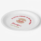 Eine kleine Perle ist auf dem Weg zur Seashell Bab Pappteller (Schrägansicht)