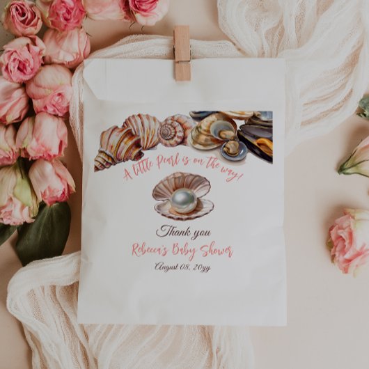 Eine kleine Perle unter der Kinderdusche des Meere Geschenktütchen