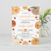 Eine kleine Pumpkin Autumn Baby Shower Einladung (Stehend Vorderseite)