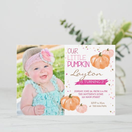 Eine kleine Pumpkin Birthday Einladungskarte Einladung (Stehend Vorderseite)