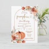 Eine kleine Pumpkin Boho Arch Fall Blume Babydusch Einladung (Stehend Vorderseite)