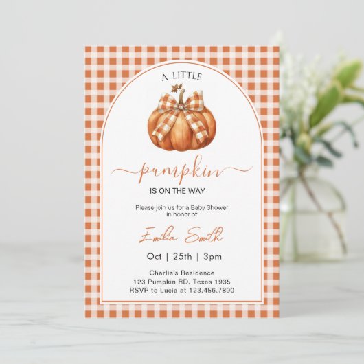 Eine kleine Pumpkin Orange Gingham Baby Dusche Einladung (Stehend Vorderseite)