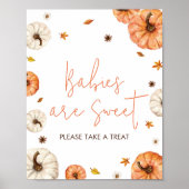 Eine kleine Puppen-Kinderdusche Babys sind süß Poster (Vorne)