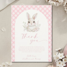 Eine kleine rosa Gingham-Baby-Party mit Häschen