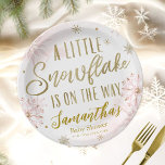 Eine kleine Schneeflocke Babydusche Personalisiert Pappteller<br><div class="desc">Schöne Kalligraphie mit Schneeflocken,  winterbezogene Babydusche. Einfach mit Ihren Daten personalisieren. Karo der Auflistung,  um passende Elemente als Gehäusekarten zu finden.</div>