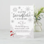 Eine kleine Schneeflocke Graue Babydusche Einladung (Stehend Vorderseite)