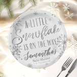 Eine kleine Schneeflocke ist auf dem Weg Baby Show Pappteller<br><div class="desc">Schöne Kalligraphie mit Schneeflocken,  winterbezogene Babyduschplatte. Einfach mit Ihren Daten personalisieren. Karo der Auflistung,  um passende Elemente als Gehäusekarten zu finden.</div>