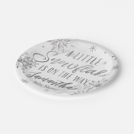 Eine kleine Schneeflocke ist auf dem Weg Baby Show Pappteller (Schrägansicht)