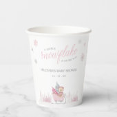 Eine kleine Schneeflocke ist auf dem Weg zum Baby- Pappbecher (Rückseite)