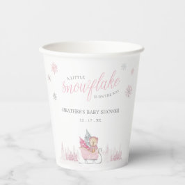 Eine kleine Schneeflocke ist auf dem Weg zum Baby- Pappbecher