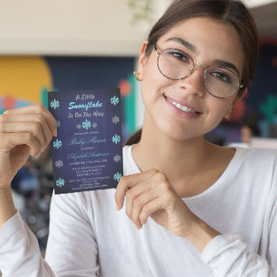 Eine kleine Schneeflocke ist auf dem Weg zur Babyd Einladung