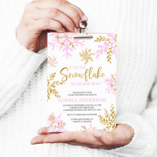 Eine kleine Schneeflocke ist auf dem Weg zur Babyd Einladung