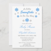 Eine kleine Schneeflocke ist auf dem Weg zur Babyd Einladung (Vorderseite)