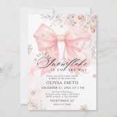 Eine kleine Schneeflocke ist auf der Way Girl Baby Einladung (Vorderseite)