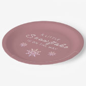 Eine kleine Schneeflocke liegt auf der Rose des "W Pappteller (Schrägansicht)