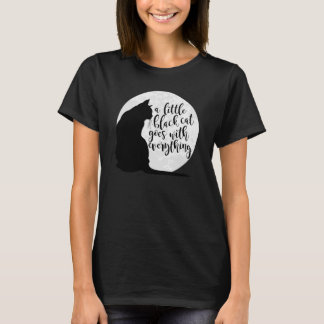 Eine kleine schwarze Katze geht mit allem um T-Shirt