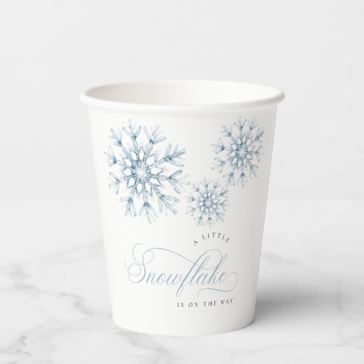 Eine kleine Snowflake Blue Baby Dusche Pappbecher (Rückseite)