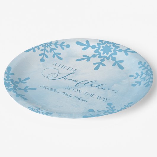 Eine kleine Snowflake Winter Wonderland Baby Dusch Pappteller (Schrägansicht)