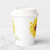 Eine kleine Sonnenblume ist auf dem Weg duschende Pappbecher (Links)