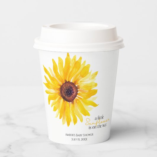 Eine kleine Sonnenblume ist auf dem Weg duschende Pappbecher (Rückseite)