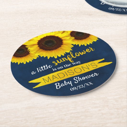 Eine kleine Sonnenblume ist unterwegs! Babyparty Runder Pappuntersetzer (Angewinkelt)