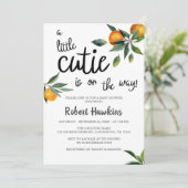 Eine kleine Süsse befindet sich auf der Way Baby D Einladung (Stehend Vorderseite)