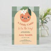 Eine kleine Süsse Citrus Orange Gingham Baby Dusch Einladung (Stehend Vorderseite)