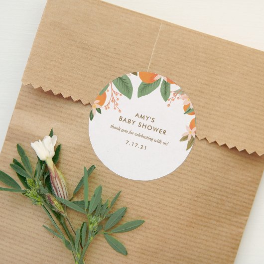 Eine kleine Süsse ist auf dem Babyduschetikett Runder Aufkleber