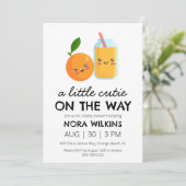 eine kleine Süsse ist auf dem Weg Babydusche Einladung (Stehend Vorderseite)