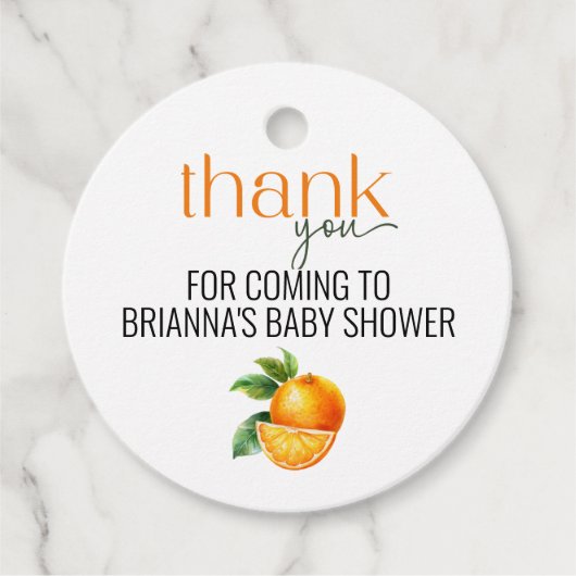 Eine kleine Süsse ist auf dem Weg, um Markierungen Geschenkanhänger (Vorderseite)