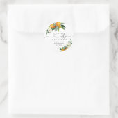 Eine kleine Süsse ist auf dem Weg zum Babyduschena Runder Aufkleber (Tasche)