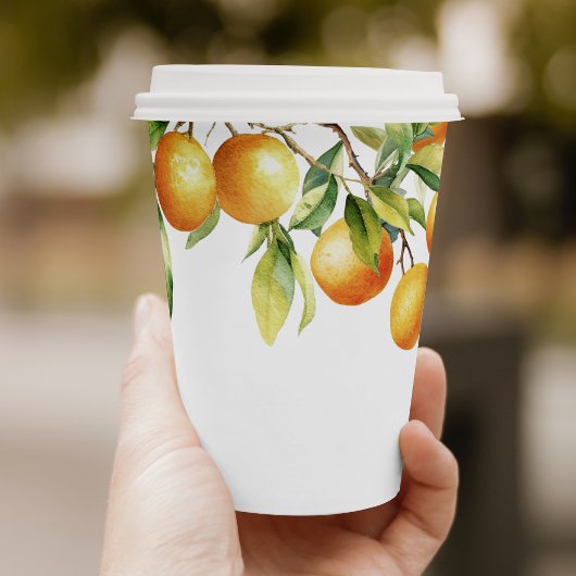 Eine kleine Süsse ist auf dem Weg zur Babydusche Pappbecher