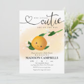 Eine kleine Süsse ist auf dem Weg zur Einladung vo (Stehend Vorderseite)