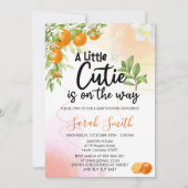 Eine kleine Süsse ist auf dem Weg zur Orange Baby Einladung (Vorderseite)