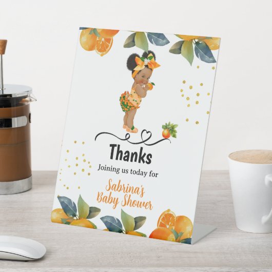 Eine kleine Süsse ist auf ihrem Baby Duschkopf Sockelschild (In SItu)