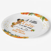 Eine kleine Süsse ist auf ihrem Way Baby Showroom Pappteller (Schrägansicht)