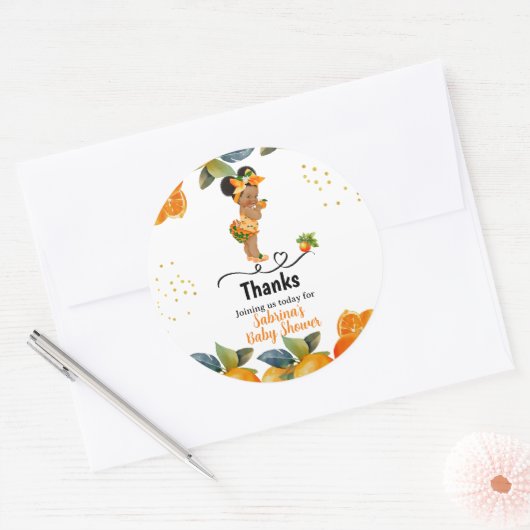 Eine kleine Süsse ist auf ihrem Weg Baby Shower St Runder Aufkleber (Umschlag)