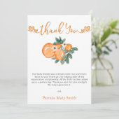 Eine kleine Süsse ist unterwegs mit einer orangefa Dankeskarte (Stehend Vorderseite)