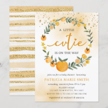 Eine kleine Süsse ist unterwegs mit einer orangefa