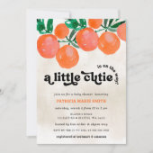 Eine kleine Süsse ist unterwegs mit einer orangefa Einladung (Vorderseite)