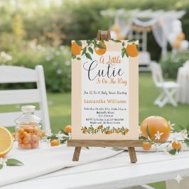 Eine kleine Süsse ist unterwegs mit einer orangefa Einladung