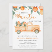 Eine kleine Süsse ist unterwegs mit einer orangefa Einladung (Vorderseite)