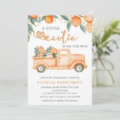 Eine kleine Süsse ist unterwegs mit einer orangefa Einladung (Stehend Vorderseite)