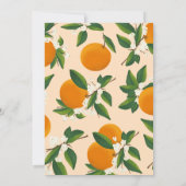 Eine kleine Süsse ist unterwegs mit einer orangefa Einladung (Rückseite)