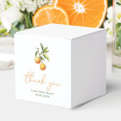 Eine kleine Süsse ist unterwegs mit einer orangefa Geschenkschachtel