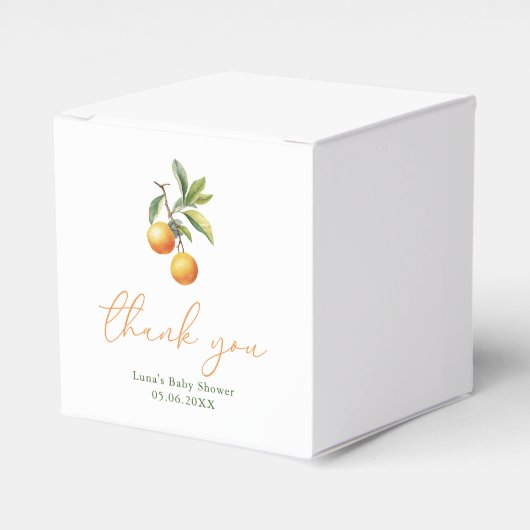 Eine kleine Süsse ist unterwegs mit einer orangefa Geschenkschachtel (Vorderseite)