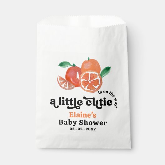 Eine kleine Süsse ist unterwegs mit einer orangefa Geschenktütchen (Vorderseite)