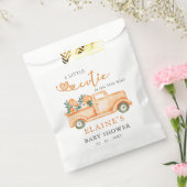 Eine kleine Süsse ist unterwegs mit einer orangefa Geschenktütchen (Versiegelt)